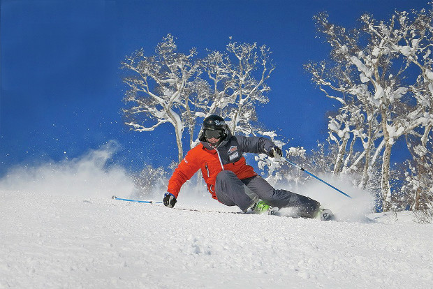 Un profesor disfrutando del esquí en Niseko (Japón)