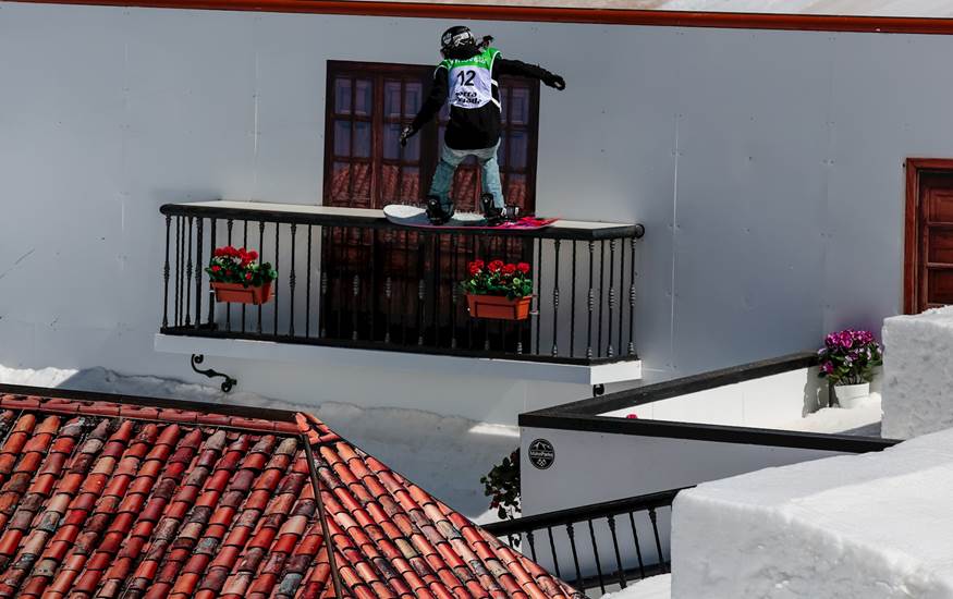 Un auténtico 'pueblo andaluz' en pleno Slopestyle de Sierra Nevada