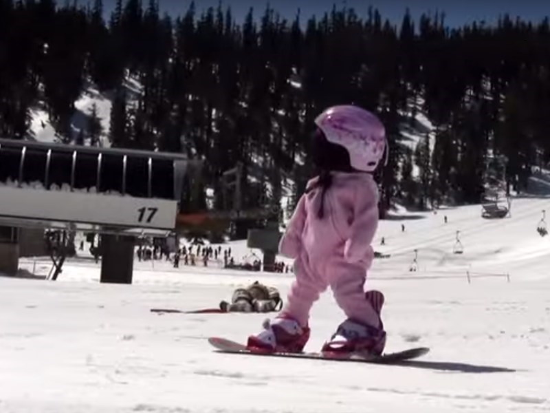 Una snowboarder de un año lo peta en Youtube