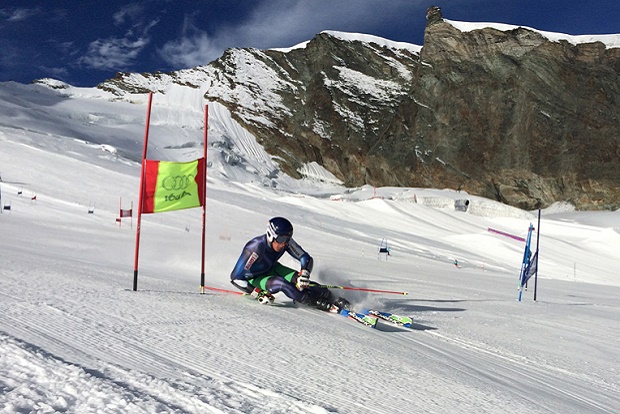 Entrenamientos del equipo de esquí alpino en el glaciar de Saas Fee