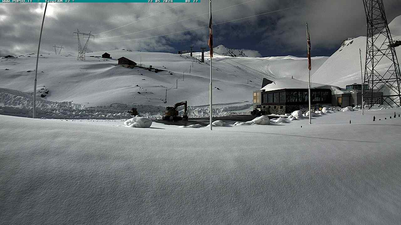 El exceso de nieve retrasa el Inicio del esquí de verano en Passo Stelvio