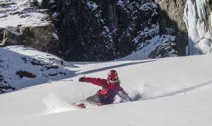 Frenético descenso por una canal muy técnica de Aymar Navarro en Punta Balcón para South Lines