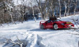 Mira hasta dónde puede llegar un Ferrari F40 en una pista de esquí