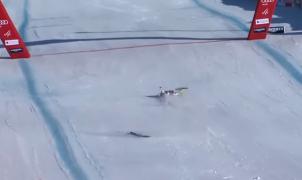 Vídeo: Durísima caída del suizo Kryenbuehl en el descenso de Kitzbühel