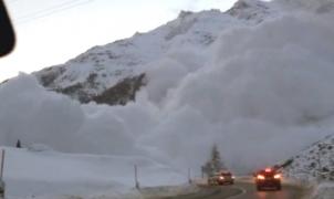 Una gran Avalancha en Suiza se precipita sobre la carretera y aterroriza a los conductores