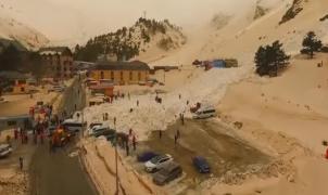 Una avalancha de nieve engulle a los coches a los pies del monte Elbrús