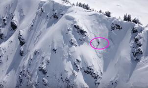 El vídeo de un snowboarder casi engullido por una avalancha en la Val d’Aran