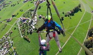 Vídeo de un turista estadounidense que se agarra a la vida tras quedar colgando del ala delta