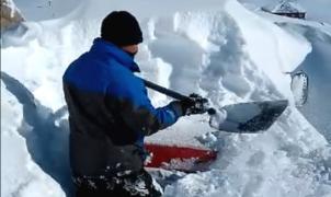 El vídeo más viral: Así rescató una camioneta enterrada bajo la nieve en Las Leñas