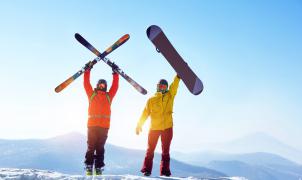 ¿Qué es más difícil, esquiar o hacer snowboard?