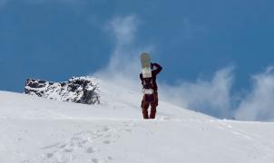 Vídeo: practicando buen snowboard en Sierra Nevada un 24 de mayo