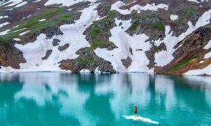 Vídeo: se sube a un iceberg y lo utiliza como tabla de paddle en un lago de Colorado