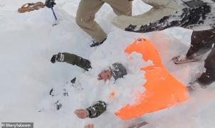 Angustioso rescate en vídeo de una snowboarder enterrada por una avalancha en Verbier