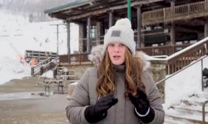 Una mujer resbalando, protagonista del parte de nieve de una estación de esquí