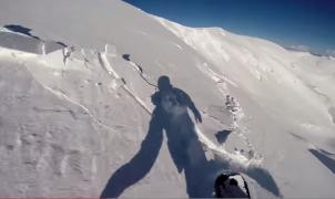 Estremecedora grabación de un snowboarder engullido por un alud