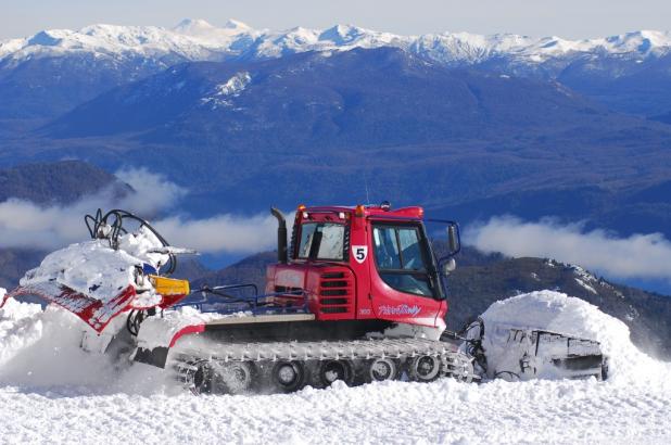 Retrac pisa-nieve en Chapelco en la Patagonia en Argentina