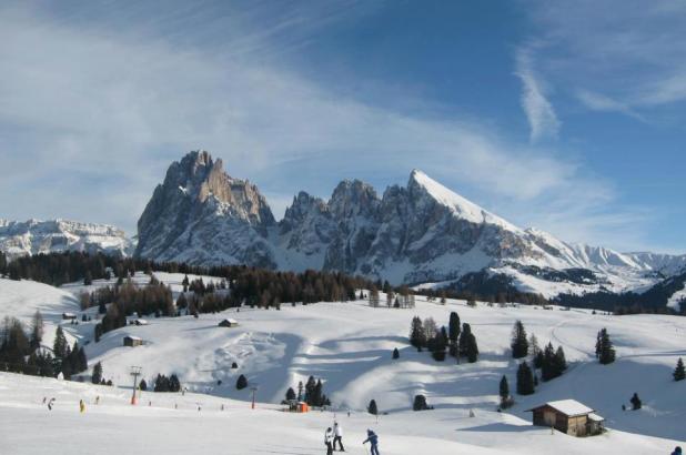 Bonita imagen de los Alpe di Siusi en los Dolomitas italianos