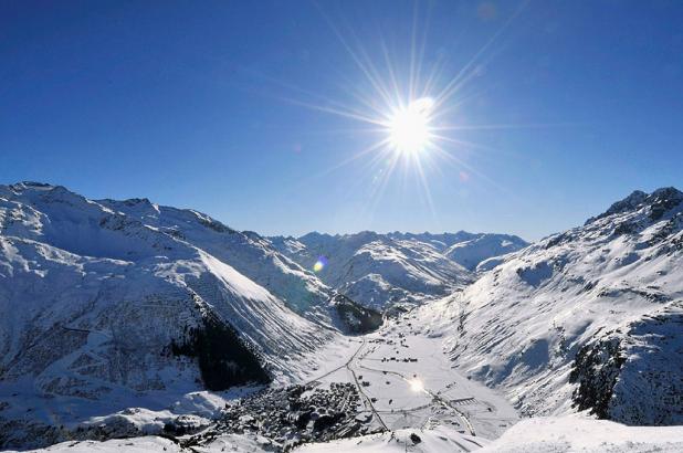 Gran imagen de la estación suiza de Andermatt