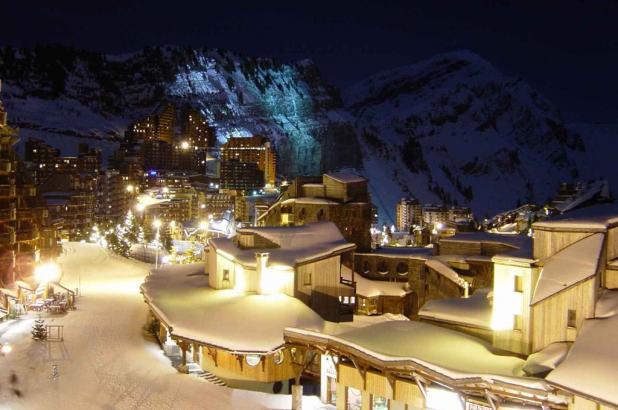 Vista nocturna de la estación de Avoriaz en la Alta Saboya