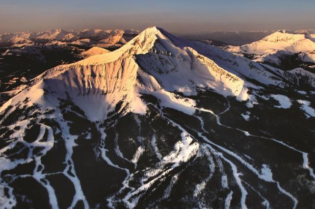 Magnífica panorámica aerea, de la estación de esquí de Big Sky Montana