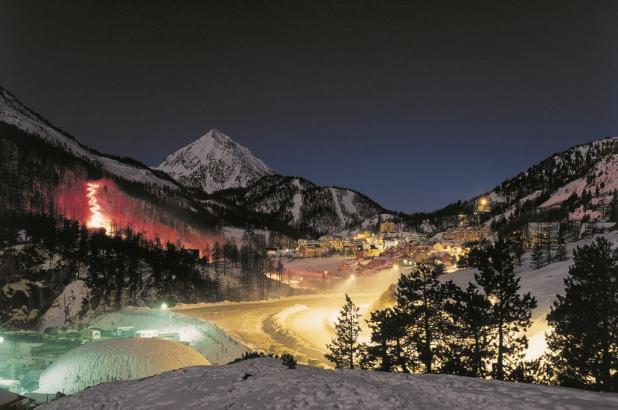 Vista nocturna de la estación de Clavière en la Via Lattea