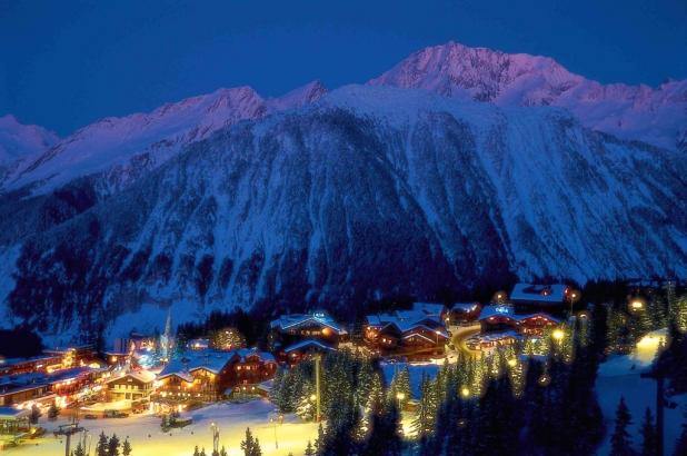 Courchevel en la Saboya, imagen nocturna estación