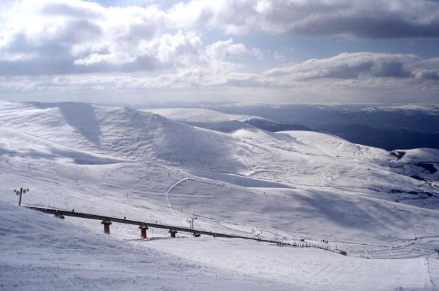 Vista de Cairngorm Mountain y el funicular.