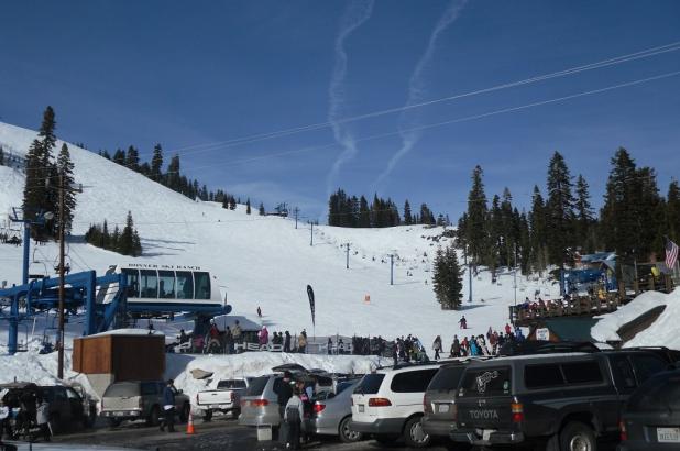 Empezando el día de esquí en Donner Ski Ranch