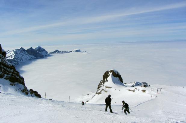 Esquiando sobre el glaciar en titlis a 3000m