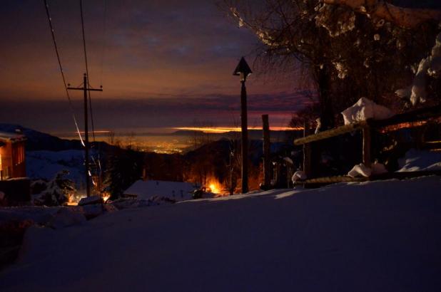 Foto nocturna de Farellones con Santiago al fondo