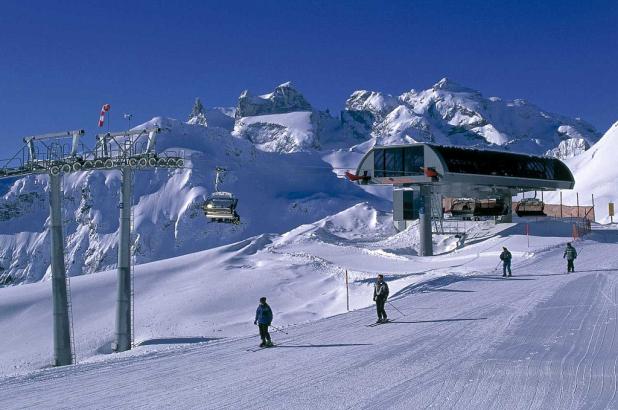 Vista de las pistas de Golm y de uno de los telesillas