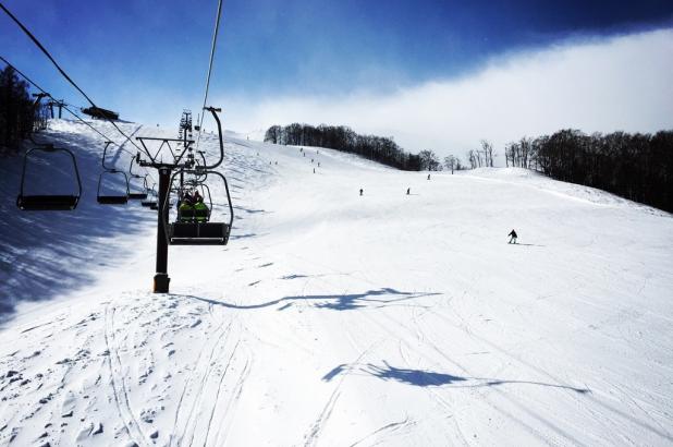 Subiendo en uno de los telesillas de Happo-One Hakuba