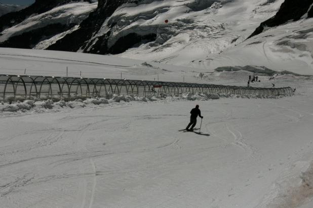 Imagen de un esquiador bajando por la pista de la Jungfrau, foto tomada el 22 de agosto de 2013 por Lugares de Nieve