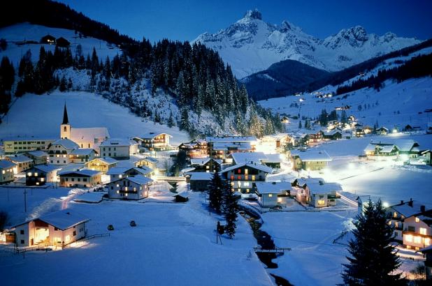 Vista nocturna de la bella población de Kaprun