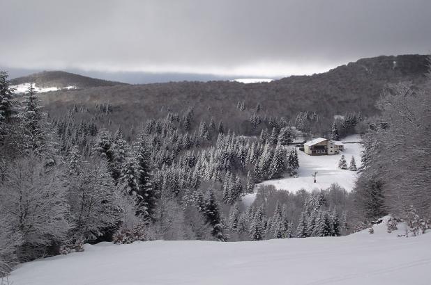 Hermoso paisaje nevado de Laguiole