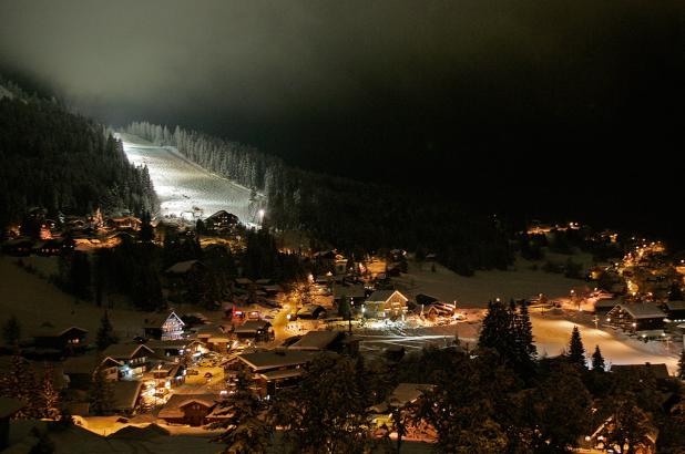 Preciosa imagen de Les Carroz por la noche