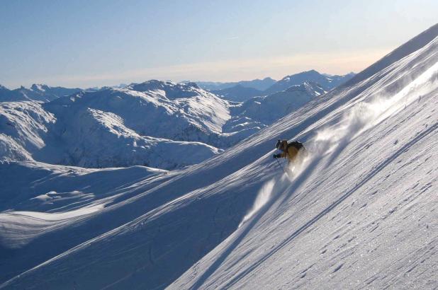 Practicando el freeride en las montañas de Les Contamines