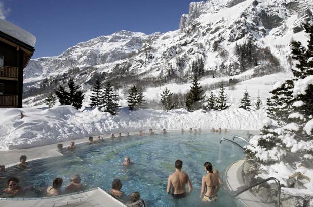 Piscinas termales en Leukerbad, Valais Suizo