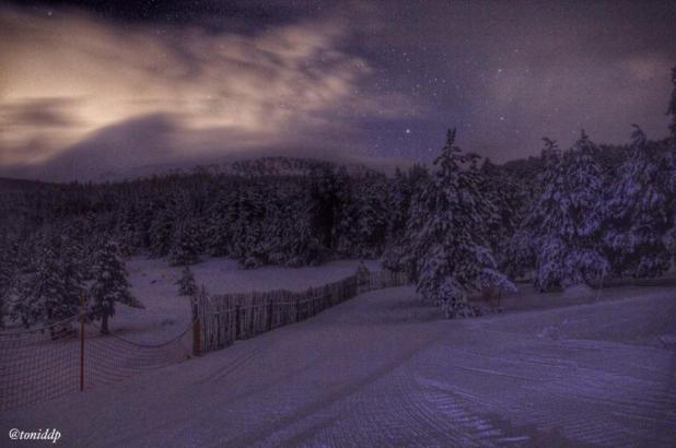 Bonita imagen nocturna de Lles de Cerdanya, imagen de Toni Artigues