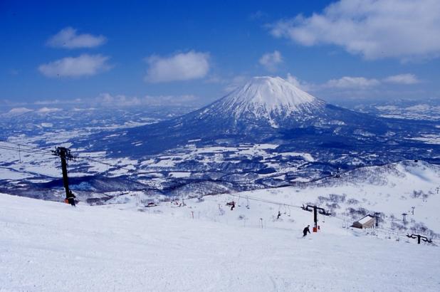 Esquiando en Niseko con vistas al Mt. Yotei