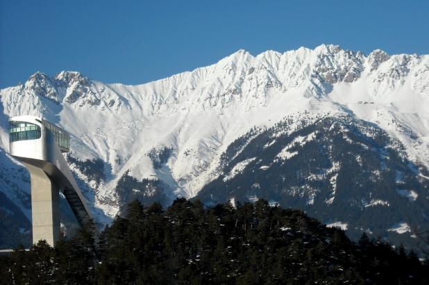 Tranpolin de saltos en Innsbruck y vista de las montañas de Patscherkofel al fondo