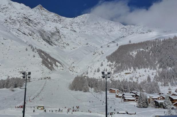 Maravillosa vista de Saas-Fee, base estación