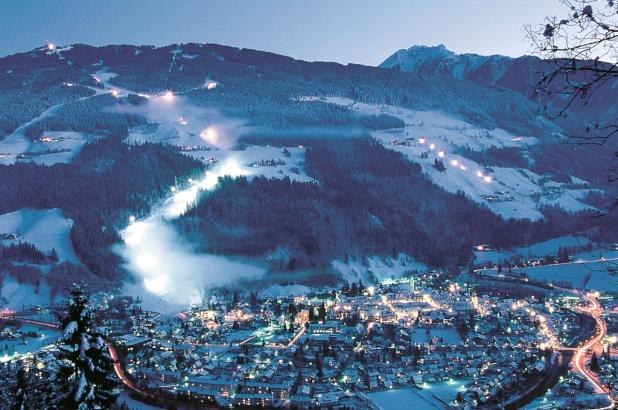 Vista nocturna de Schladming