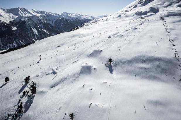 Toma aérea del snowpark de Schöneben