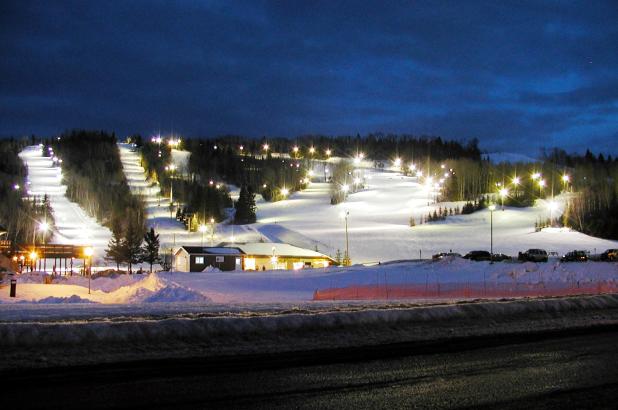 Imagen nocturna de Sugarloaf Park en New Brunswick