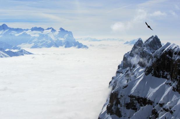 Vista sobre sustenpass cubiertos de nubes