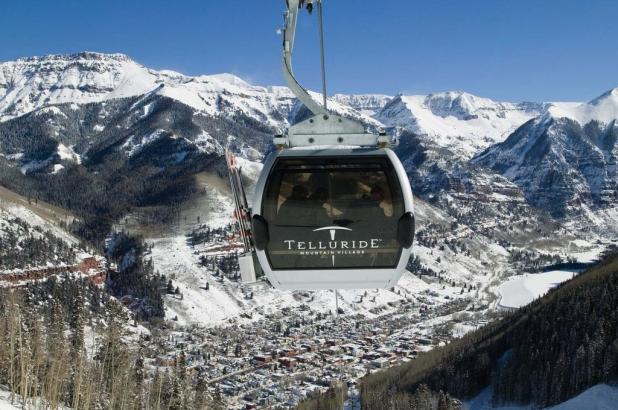 Imagen panorámica de Telluride con una góndola en primer plano