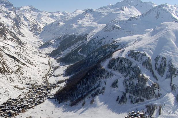 Val d'Isere en un soleado día de finales de marzo