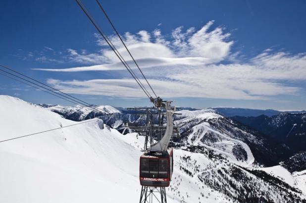 Bonita imagen del teleférico de unión entre Pal y Arinsal en Vallnord.