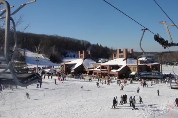 Día soleado de esquí en Wachusett Mountain